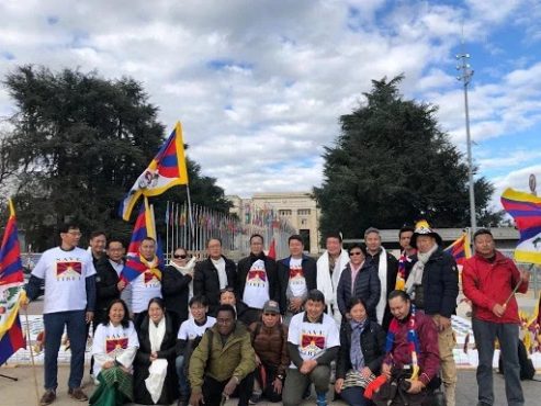 藏人行政中央驻日内瓦办事处代表其美仁增与参加游行活动的部分藏人在联合国总部大楼前 2020年3月11日 照片/驻日内瓦办事处提供