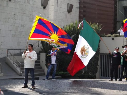 墨西哥支持西藏團體在中國大使館前舉行抗議活動紀念西藏自由抗暴日  