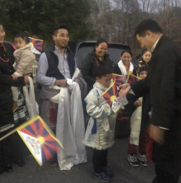 司政洛桑森格受到维吉尼亚州夏洛茨维尔藏人民众的迎接 照片/驻北美办事处提供