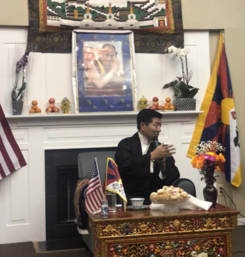 司政洛桑森格在维吉尼亚州夏洛茨维尔向当地藏人发表讲话 照片/驻北美办事处提供