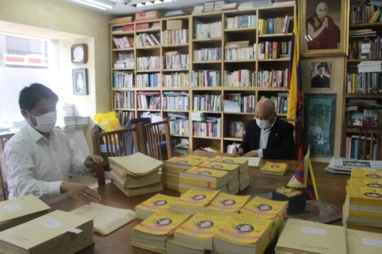 駐日本辦事處代表隆多先生和工作人員在為即將到來的第十一世禪喇嘛失踪25週年紀念日请愿活動準備相关资料 照片/駐日本辦事處提供