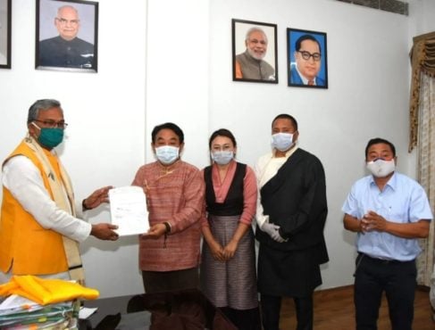 印度北阿坎德邦的德拉敦的藏传佛教寺院，学校，非政府团体和藏人民众向“ 首席部长新冠病毒救济基金”捐款