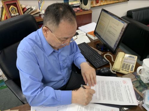 藏人行政中央驻台湾办事处代表达瓦才仁在向台湾政府官员和各国使馆致函 照片/驻台湾办事处提供