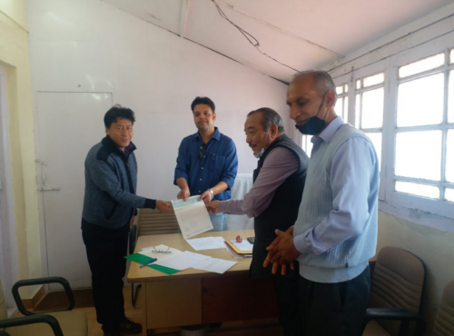西藏之家学校管理委员会向印度“总理救济基金”和北阿坎德邦首席部长救济基金捐赠了三十多万卢比