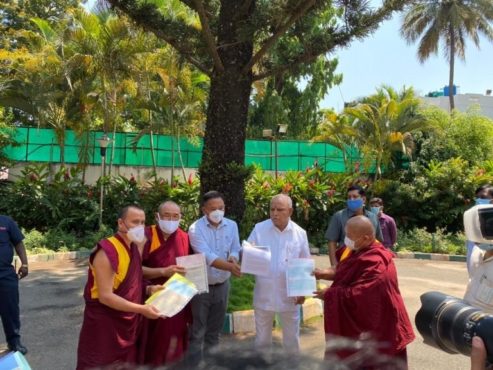 印度南部的色拉杰寺院的负责人向卡纳塔克邦首席部长转交甘丹赤巴的捐款和慰问函