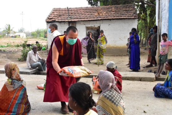 色拉杰堪涅僧院和色拉昧图桑诺林寺向当地印度社区的贫困民和弱势民众，每人捐赠价值1300卢比的口粮