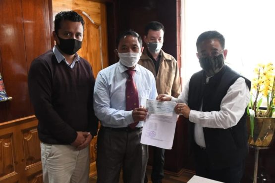 位于印度东北部锡金邦的让旺拉藏人定居点民众向“总理救济基金”捐款