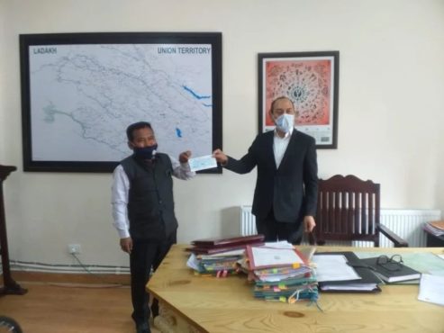 驻印北拉达克首席代表次丹旺秋先生代表藏人社区向拉达克邦卫生部部长仁增桑培先生捐赠款项   照片/拉达克首席代表办公室提供
