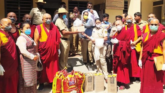 位于印度南部的扎西伦布寺向“总理救济基金”捐赠25万卢比，并向超过182个有需要的印度家庭和当地警察捐赠口粮和防护口罩  