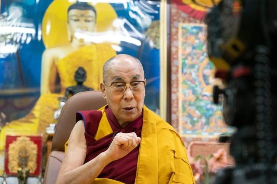 达赖喇嘛尊者向观看直播的数百万信众发表讲话   照片/ OHHDL