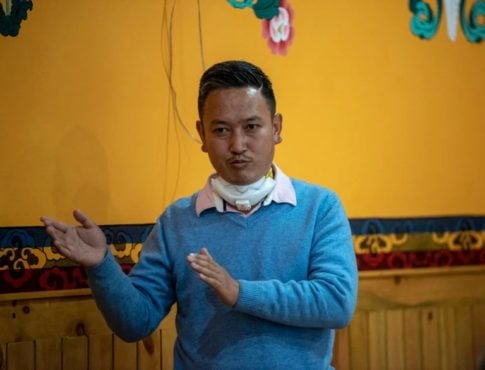 达兰萨拉定居点行政长官贡嘎次仁在向特别防治工作组介绍达兰萨拉防疫工作   照片/ Tenzin Jigme / CTA