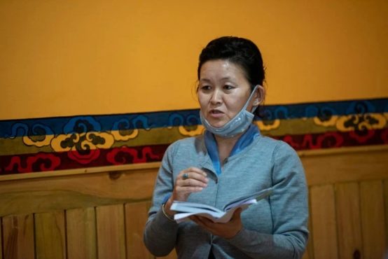 教育部下属奖学金资源处负责人索朗桑姆女士在报告该部门救助藏人学生的进展情况    照片/ Tenzin Jigme / CTA