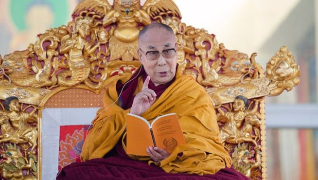 达赖喇嘛尊者在向信众传授佛法 照片/资料图片
