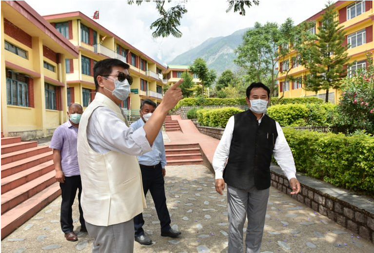 司政洛桑森格在视察设立于达兰萨拉近郊的“2019新冠病毒”隔离中心 2020年5月11日 照片/Tenzin Pheden/CTA