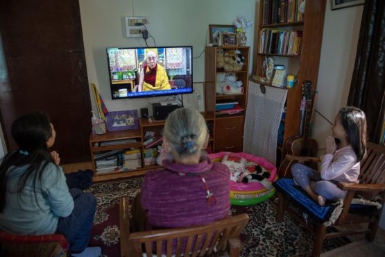 达兰萨拉的藏人在家中透过视讯直播聆听达赖喇嘛尊者开示佛法 照片/ Tenzin Jigme / CTA