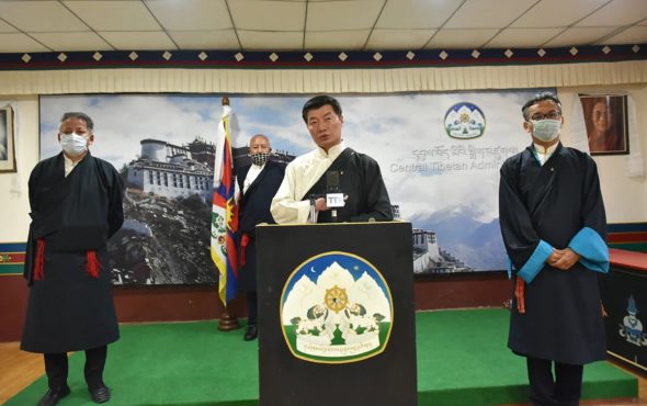 藏人行政中央司政洛桑森格、财政部长噶玛益西、“社会资源开发基金”负责人吾嘎仓格桑多杰及首席策划专员贡确尊珠博士在新闻发布会上。 2020年5月14日 照片/ Tenzin Phende / CTA