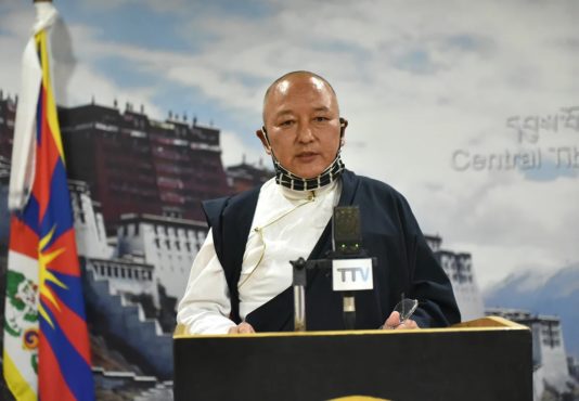 财政部下属“雪域经融发展公司总经理贡确尊珠博士在新闻发布会上宣布将向销售毛衫的藏人提供零息贷款 2020年5月14日 照片/ Tenzin Phende / CTA