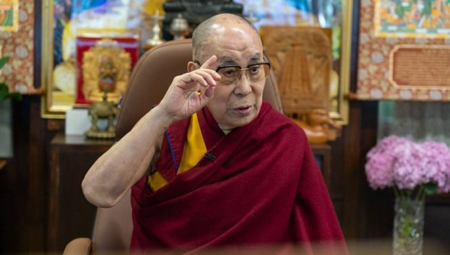 达赖喇嘛尊者在他位于印度喜玛偕尔邦达兰萨拉的官邸通过视频会议与古尔冈友善大学的师生进行互动 照片/Ven Tenzin Jamphel/OHHDL
