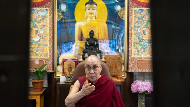 达赖喇嘛尊者在他位于印度喜玛偕尔邦达兰萨拉的官邸通过视频向古尔冈友善大学的师生发表演讲 照片/Ven Tenzin Jamphel/OHHDL