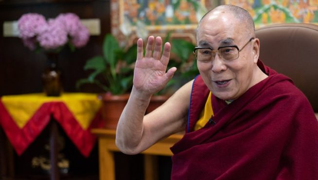 达赖喇嘛尊者向古尔冈友善大学的师生们挥手道别 2020年6月26日 照片/Ven Tenzin Jamphel/OHHDL