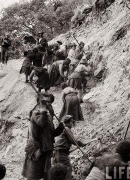 西藏难民在印藏边境修路   照片/M10纪念馆     