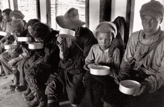 抵达印度的藏人难民在中转站吃饭 照片/M10纪念馆