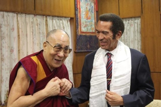 達賴喇嘛尊者接见博茨瓦納前總統塞雷茨·卡馬·伊恩·卡馬閣下    2019年3月   照片/ 达赖喇嘛办公室 OHHDL