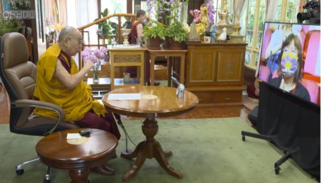 西藏精神领袖第14世达赖喇嘛尊者于7月5日在印度达兰萨拉与台湾上千名佛教徒，透过视讯弘法庆寿，达赖喇嘛官方脸书也全球同步直播 照片/自由亚洲电台记者夏小华