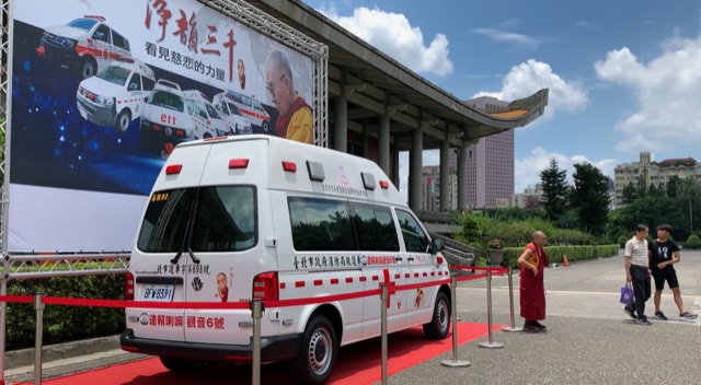 净韵三千主办单位号召佛教徒以达赖喇嘛尊者为名集资捐赠第六台救护车，名为“达赖喇嘛观音6号”，今年受赠单位为台北市政府消防局 照片/自由亚洲电台记者夏小华