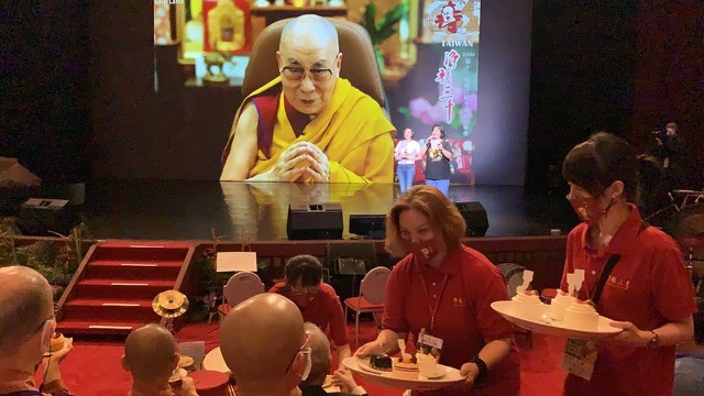 西藏精神领袖第14世达赖喇嘛尊者于7月5日在印度达兰萨拉，与台湾上千名佛教徒，透过视讯弘法庆寿 照片/自由亚洲电台记者夏小华