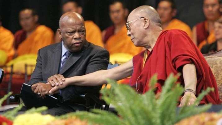 达赖喇嘛尊者与美国非裔眾議員路易斯先生 照片/资料图片