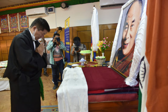 司政洛桑森格在慶典活動上向達賴喇嘛尊者法相頂禮       2020年7月6日  照片/Tenzin Pheden/CTA