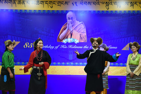 西藏歌舞與戲劇表演藝術學院的演員在慶典活動上演唱「感恩達賴喇嘛尊者」之歌    2020年7月6日  照片/Tenzin Pheden/CTA