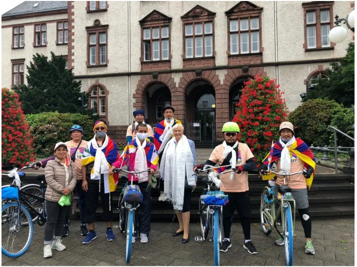 展开单车巡游华诞的藏人和支持者抵达德国柏林 照片/德国藏人协会提供