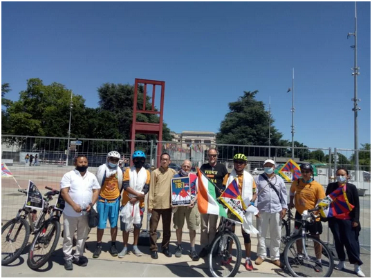 五名展开单车巡游活动的藏人在日内瓦联合国办事处举行和平游行活动  照片/驻日内瓦办事处提供