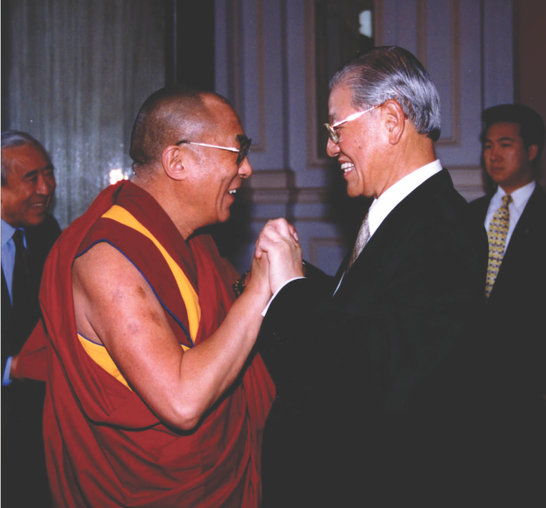 西藏精神领袖达赖喇嘛尊者与台湾前总统李登辉先生于1997年首次在台湾进行会晤 照片/藏人行政中央驻台湾办事处提供