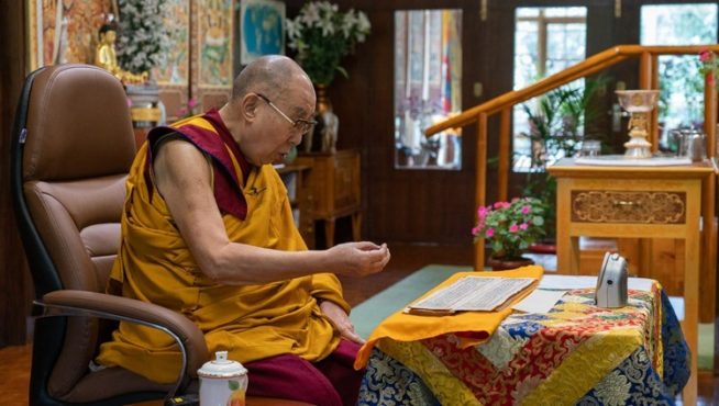 达赖喇嘛尊者应印度那烂陀教育佛教协会等佛教团体的祈请在印度北部达兰萨拉的官邸内透过视讯直播传授《入中论》 2020年7月17日 摄影/Ven Tenzin Jamphel/OHHDL