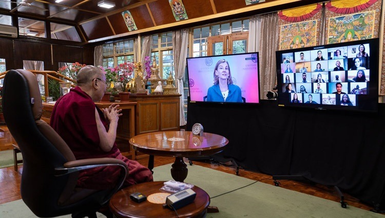 美国和平研究所总裁兼首席执行官南希•林德堡女士透过网络视讯与达赖喇嘛尊者讨论有关”冲突、新冠病毒和慈悲心“的话题 2020年8月12日 摄影/丹增蒋培法师/OHHDL