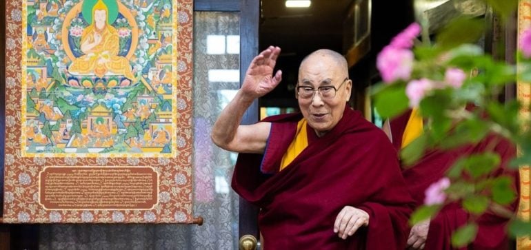达赖喇嘛尊者在印北达兰萨拉的寝宫透过网络视讯在出席美国和平研究所主办的关于冲突、新冠病毒和慈悲心的对话活动上向与会者致意 2020年8月12日 摄影/丹增蒋培法师/OHHDL