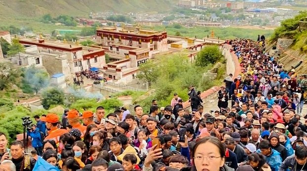 在拉萨哲蚌寺外的山坡上参观和朝拜大型佛像唐卡的藏人信徒和中国游客 2020年8月19日 照片/自由亚洲电台