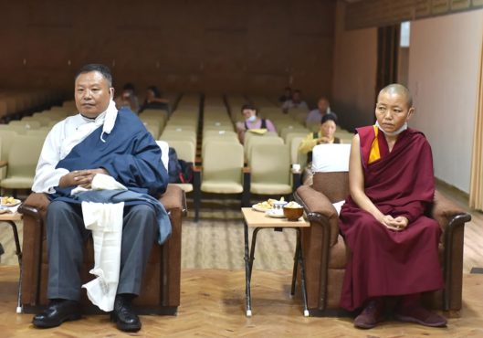西藏人民议会常务委员会新选任的两名选举专员在宣誓就职仪式上 2020年8月3日 照片/Tenzin Phende/CTA