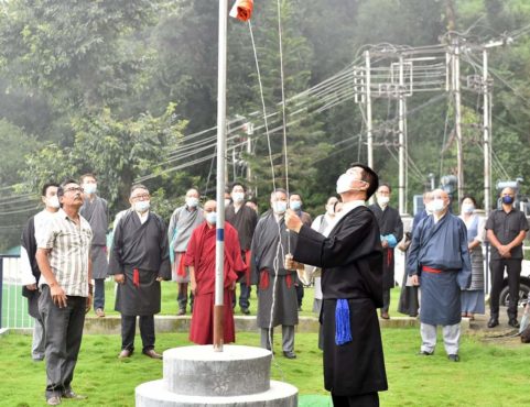 藏人行政中央司政洛桑森格在噶厦秘书处办公楼前举行的印度独立日纪念活动上升印度国旗 2020年8月15日 摄影/ Tenzin Phende