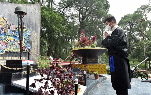 藏人行政中央司政洛桑森格在印度独立74周年纪念日在达兰萨拉的军人纪念碑前致敬 2020年8月1日 摄影/ Tenzin Phende