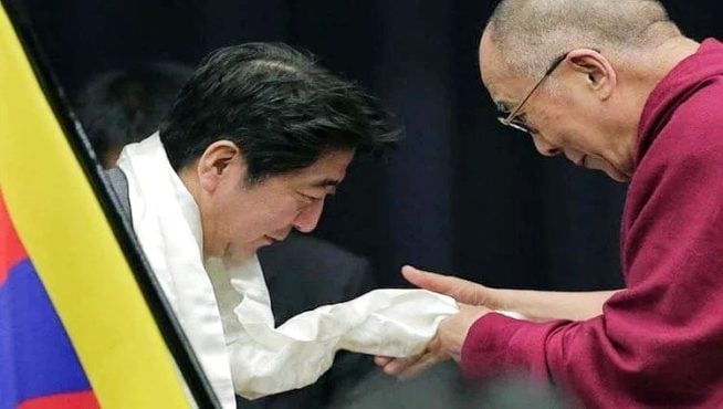 达赖喇嘛尊者为日本首相安倍晋三的康复祈祷及称赞他的领导能力 资料图片/ OHHDL