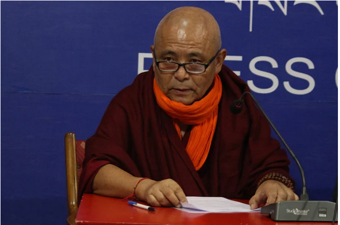 西藏人民议会副议长益西平措在新闻发布会上宣读声明 2020年8月17日 照片/议会秘书处提供