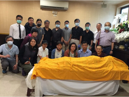 台湾中央研究院物理研究所的科学家对老格西的身体进行检查后留影   照片/驻台湾办事处提供