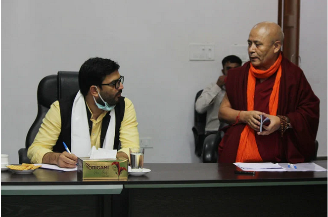 西藏人民议会副议长益西平措向议员尼赫里亚先生介绍流亡藏人社区的各项发展 照片/议会秘书处提供