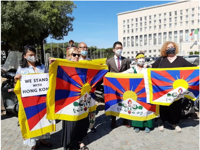中国外长王毅访问意大利期間遭流亡藏人与香港民众抗议 照片/驻日内瓦办事处提供