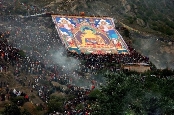 雪顿节期间在西藏拉萨近郊哲蚌寺外的山坡上展出的大型佛像唐卡 照片/载自网络