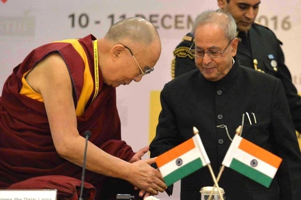 已故印度前总统慕克吉先生在总统府会晤参加首届儿童问题与青年领袖峰会开幕式的西藏精神领袖达赖喇嘛尊者   2016年12月10日   照片/资料图片